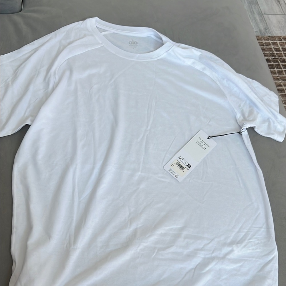 ALO Yoga Triumph Men's White T-Shirt